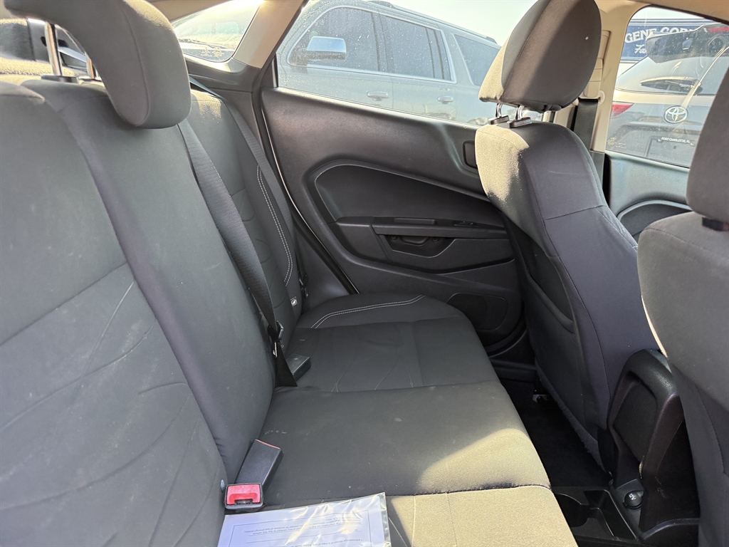 2015 Ford Fiesta SE - Photo 9
